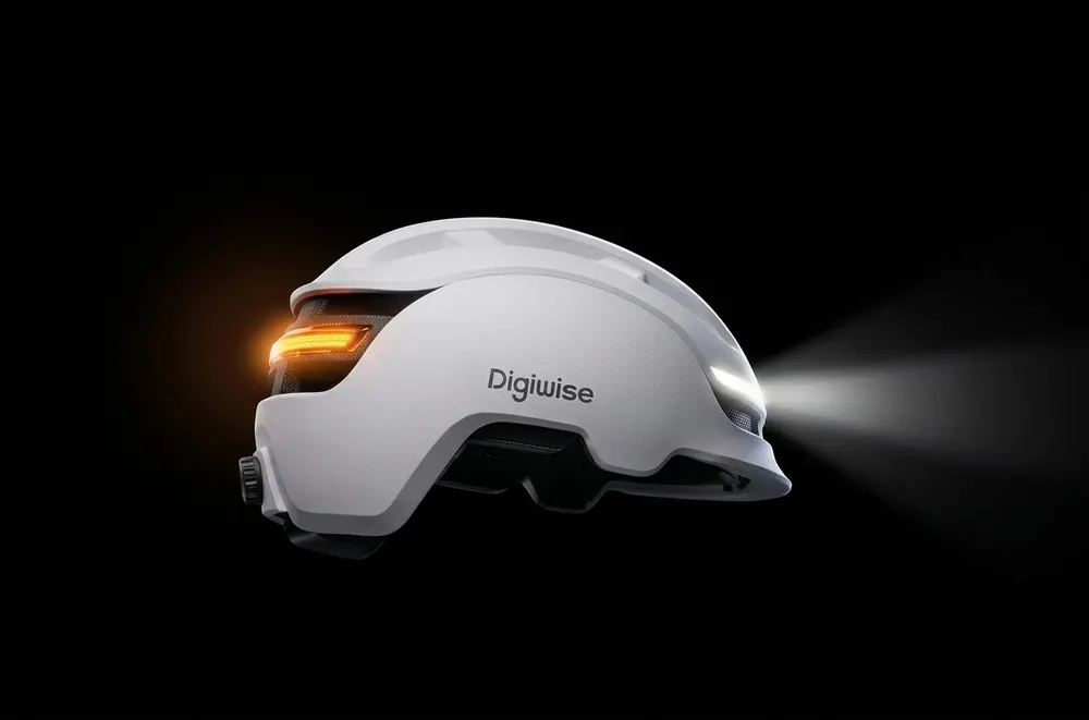 Casque Digiwise NŌVA avec feu avant et feu arrière allumés, studio